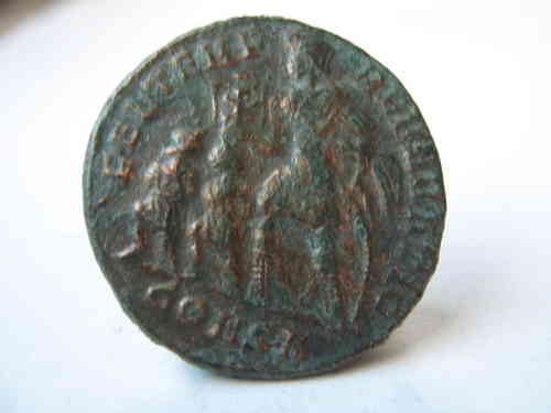 Constantius II. - C. mit Labarum u. 2 Gefangenen