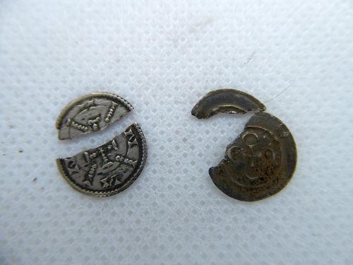 Lot mit Geza II. (U.70) und Bela III. (U.94 - selten) - durchgebrochene Münzen!